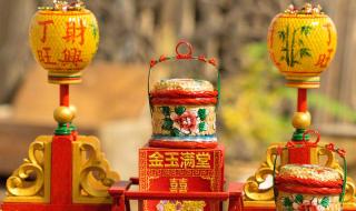 模特踩潮汕祠堂八仙桌拍照